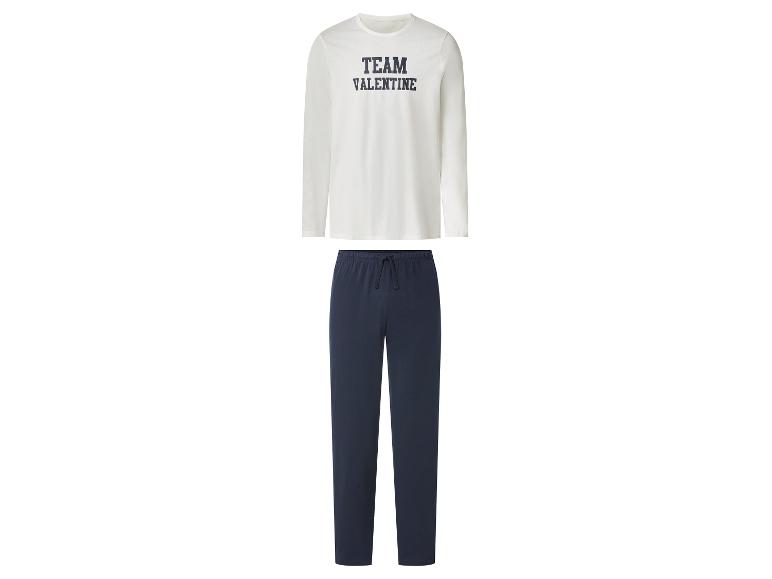 Weißes Langarmshirt mit „TEAM VALENTINE“-Aufschrift und dunkelblaue Pyjamahose.