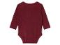 Ein dunkelroter Baby-Body mit langen Ärmeln.