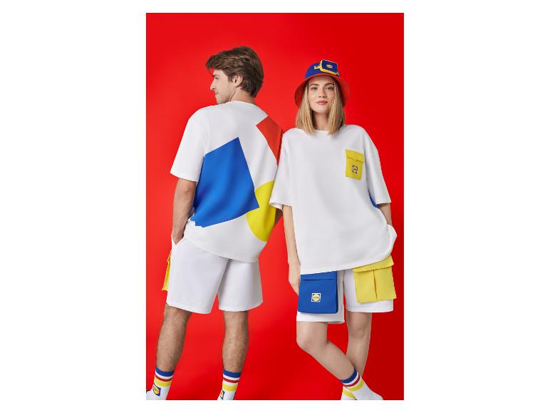 Zwei Personen in weißen T-Shirts und Shorts mit primärfarbenen Details