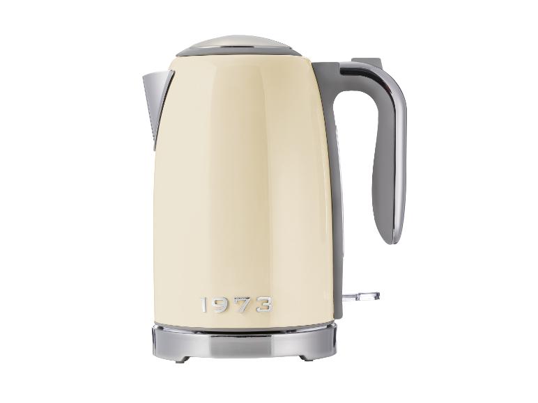 Cremefarbener Wasserkocher mit Chromdetails und der Aufschrift „1973“.