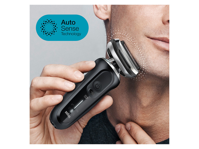Ein Mann rasiert sich mit einem Braun Rasierer mit Auto Sense Technologie.