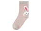Ein rosa und grauer Socken mit einem Hasen.