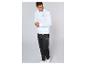Mann in weißer Trainingsjacke und schwarzer Trainingshose.