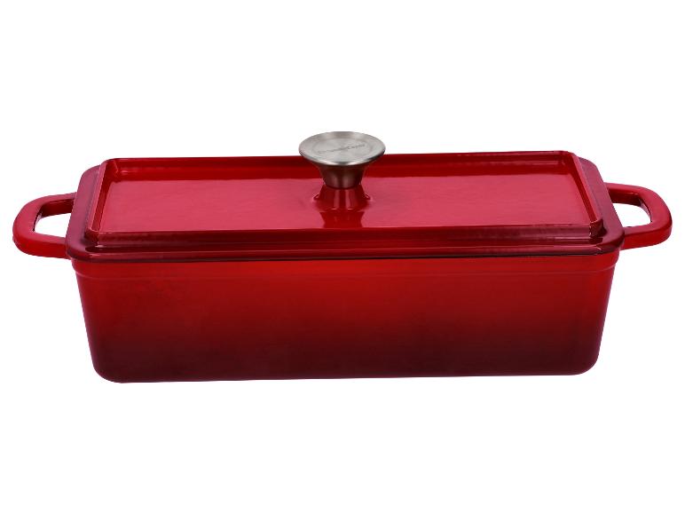 Rote gusseiserne Auflaufform mit Deckel.