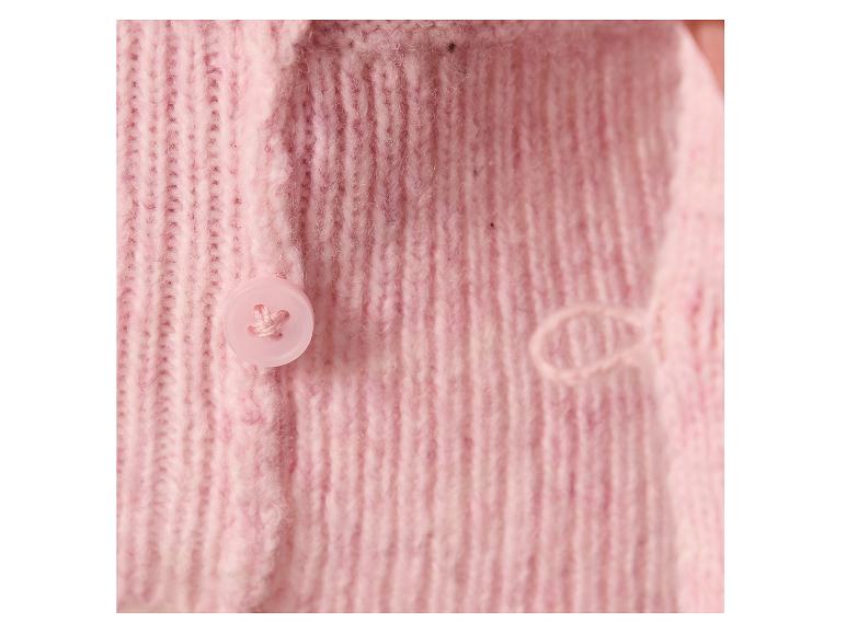 Rosa Strickpullover mit Knopf und Schlaufe.