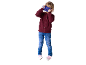 Mädchen in Strickjacke und Jeans spielt mit blauer Spielzeugkamera.