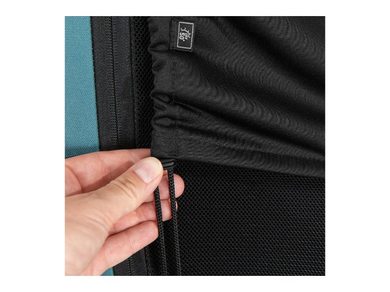 Person hält Kordelzug an schwarzem Stoff mit UPF 50+-Etikett