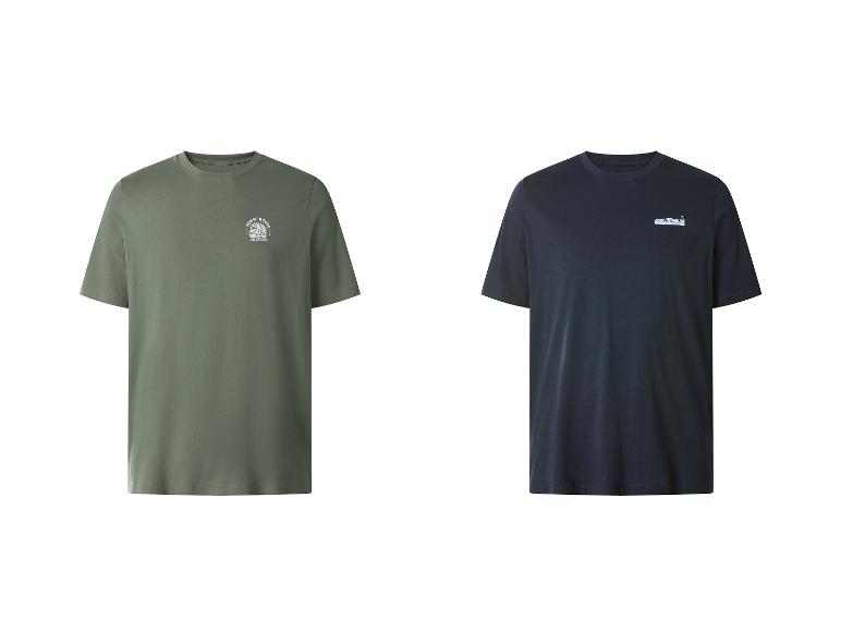 Zwei Kurzarm-T-Shirts: ein grünes mit „SUMMER SURF“-Text und ein blaues mit Landschaft.
