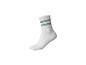 Weißer Socken mit zwei grünen Streifen am Bündchen.