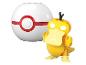 Spielzeug aus der Pokémon-Serie: Psyduck und ein Pokéball.
