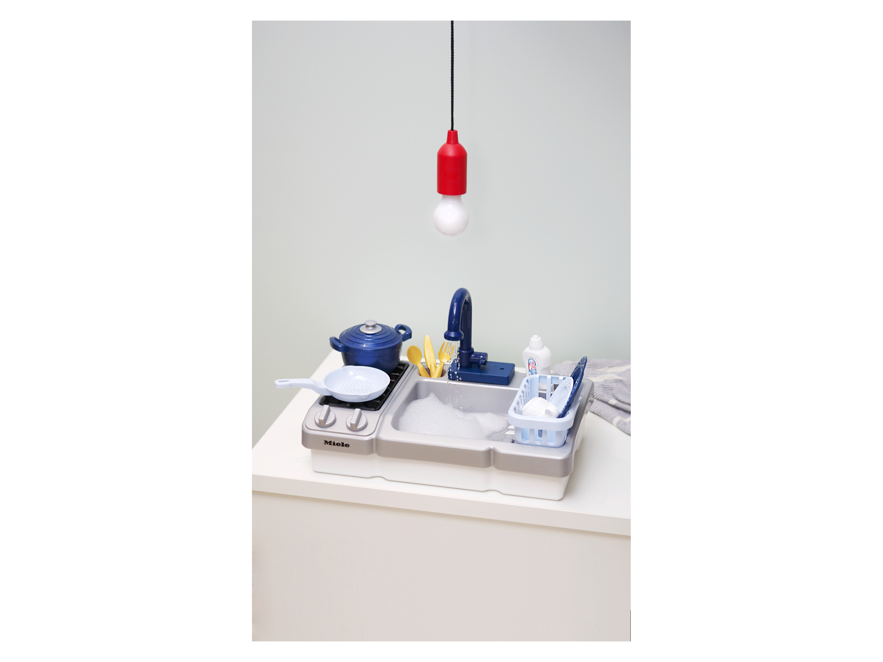 Thumbnail - Klein Rollenspielzeug Miele Kinderspüle mit Wasserfunktion und Kochfeld