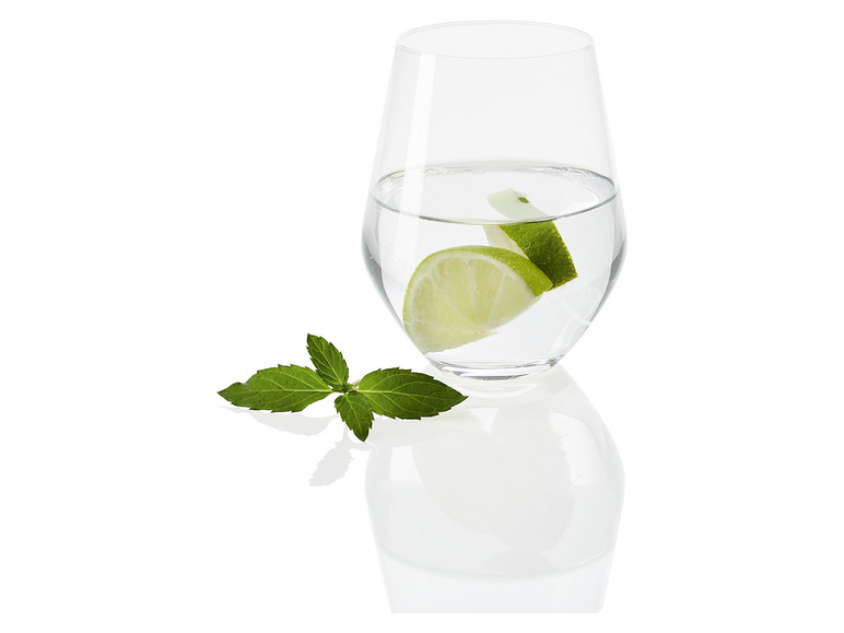 Ein Glas Wasser mit Limette und Minze.