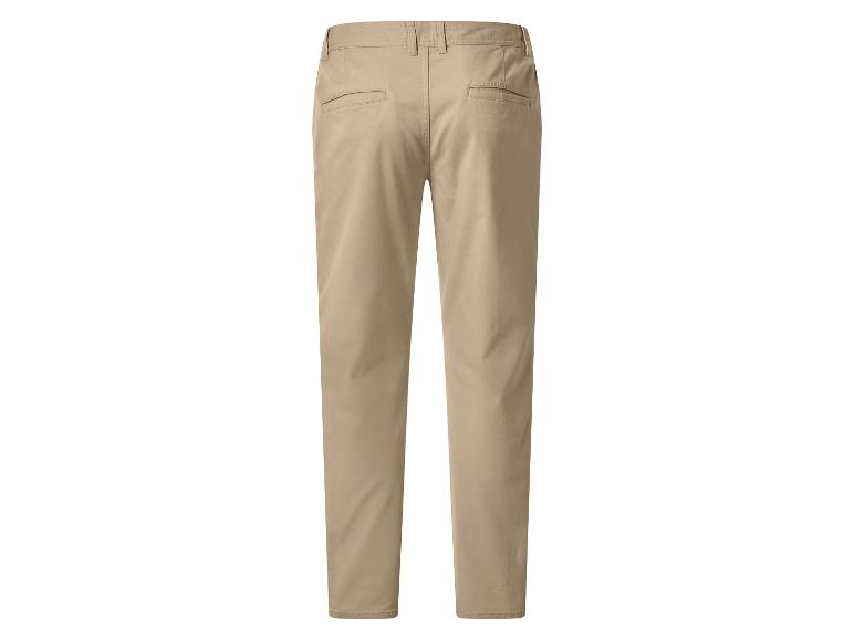 Rückansicht einer beigen Herren-Chino-Hose