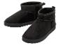 Zwei schwarze, kurze Winterstiefel mit flauschigem Futter.