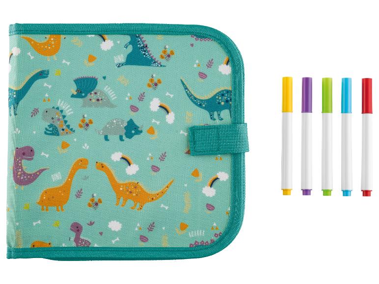 Malbuch und bunte Stifte mit Dinosaurier-Motiv.