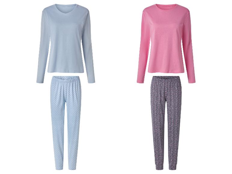 Zwei Damen-Pyjamas: einer hellblau mit weißen Punkten, der andere rosa mit Blumenmuster.