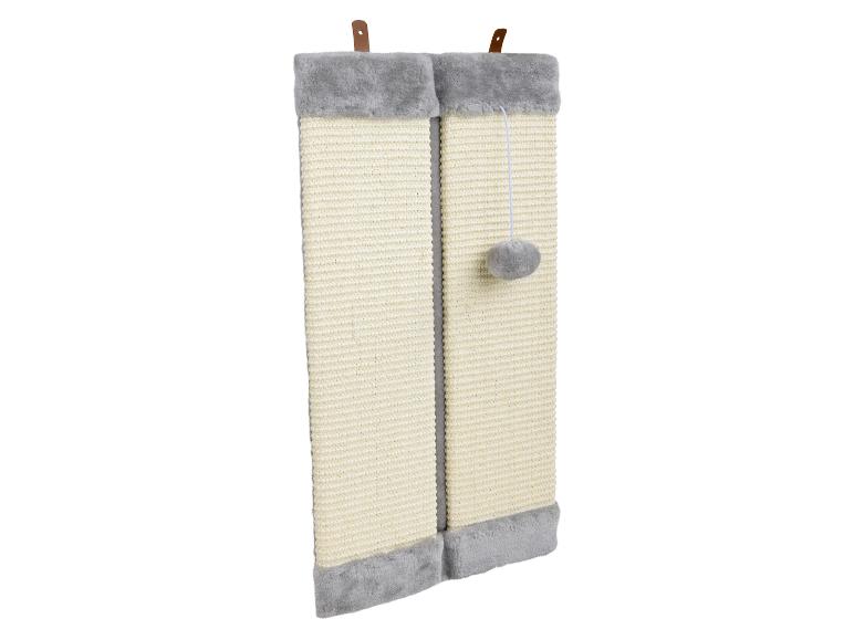 Zwei Katzenkratzbäume mit grauem Plüsch und einem Spielzeug mit einer Kugel.