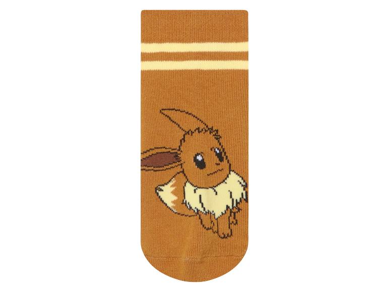 Kurze braune Socken mit gelben Streifen und einem Pokémon Pikachu Motiv.
