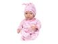 Babypuppe in rosa gemustertem Schlafanzug und passender Mütze.
