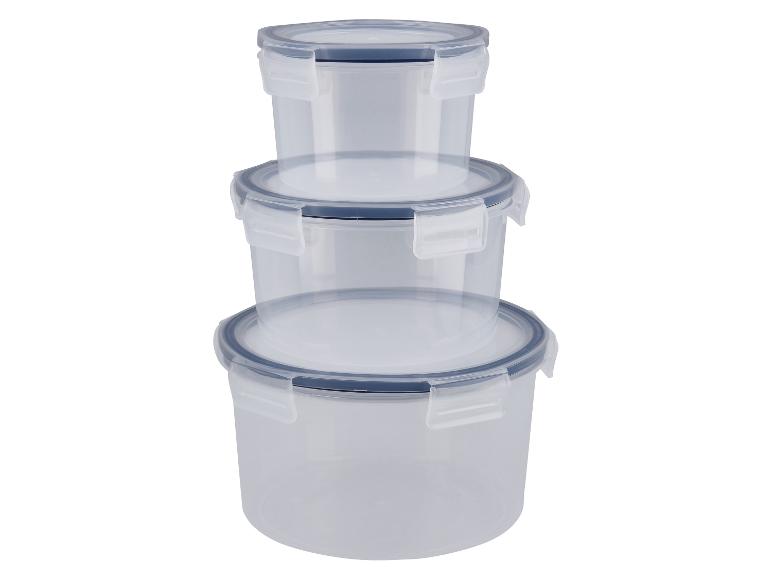 Drei transparente Plastik-Vorratsbehälter mit blauen Deckeln.