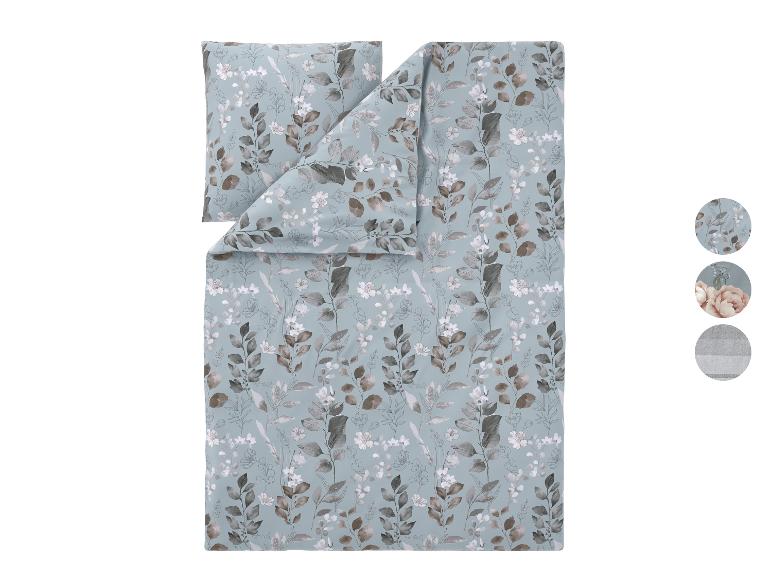 Bettwäsche-Set mit braunen und weißen Blumen- und Blättermustern auf blauem Hintergrund.