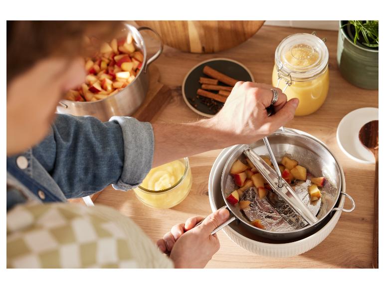 Apfelmus Zubereitung mit Apfelmuspresse und Gewürzen.