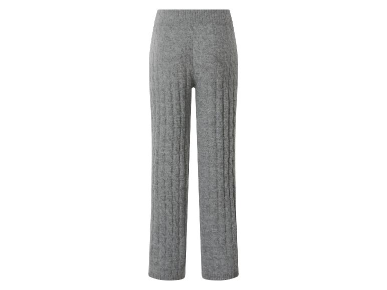 Graue Strickhose mit Zopfmuster.