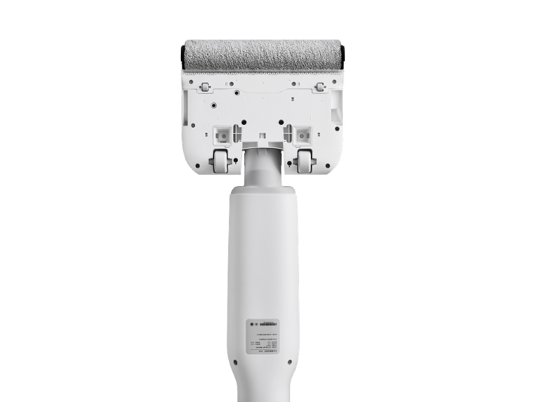 Weißer Akku-Staubsauger mit Reinigungsbürste und Rollen, von unten gesehen.