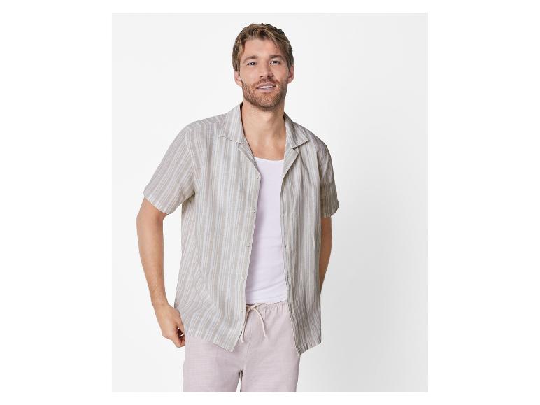 Herrenhemd mit Streifen und Leinenhose: Casual-Look.