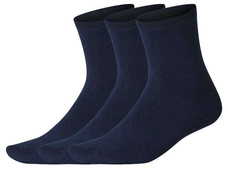 Drei dunkelblaue Socken, diagonal auf weißem Hintergrund angeordnet.