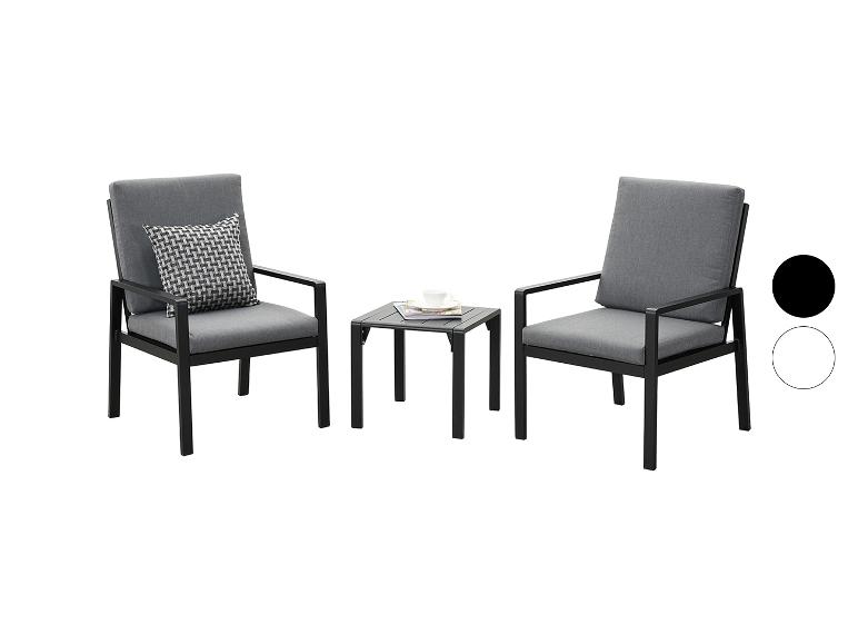 Gartenmöbel-Set mit zwei Sesseln und einem Tisch, schwarzen Gestellen und grauen Kissen.