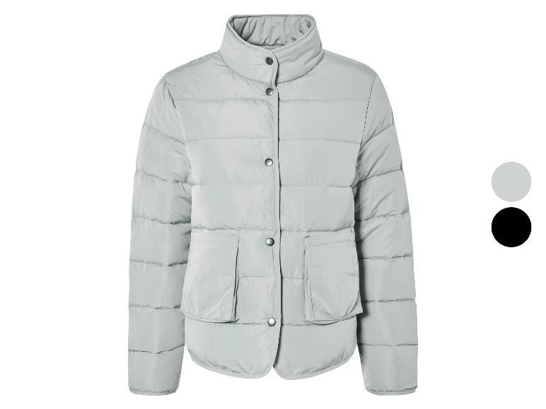 Eine hellgraue Steppjacke mit Knöpfen.