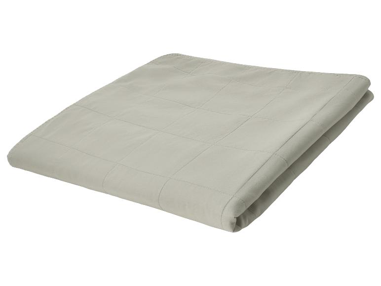 Gefaltete graue Gewichtsdecke mit gestepptem Muster.