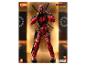 Deadpool-Actionfigur aus dem Film Deadpool & Wolverine, mit Schwertern und Pistole, vor verschwommenen Lichtern.