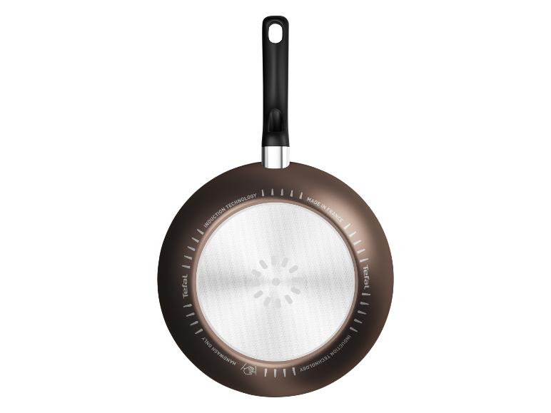 Tefal Bratpfanne in Braun mit den Aufschriften „INDUCTION TECHNOLOGY“ und „HANDWASH ONLY“.