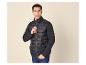 Herren-Steppjacke in Schwarz mit Strickärmeln und blauen Jeans.
