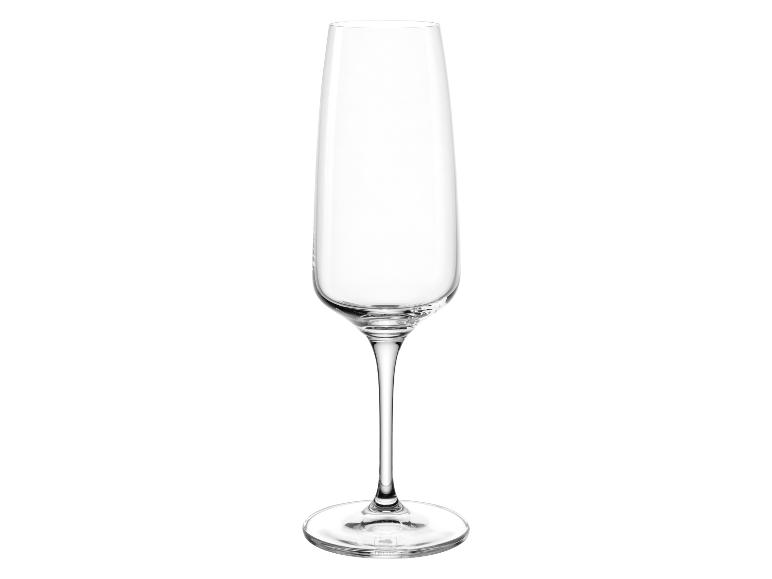 Leeres, transparentes Sektglas mit dünnem Stiel auf weißem Hintergrund.