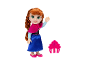Anna-Puppe mit rotem Zopf, blauem Rock, pinkem Umhang und einem pinken Kamm