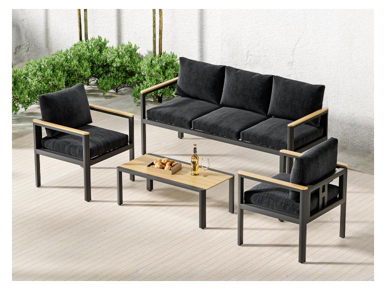 Schwarzes Outdoor-Sofa, zwei Sessel und Couchtisch auf einer Terrasse.