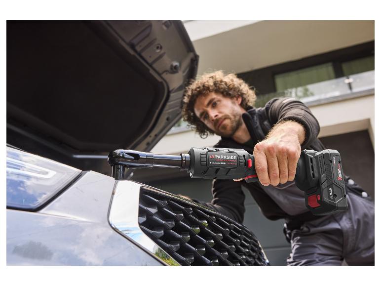 Ein Mann benutzt die PARKSIDE PERFORMANCE 20 V Akku-Ratsche an einem Automotor.
