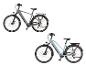 Zwei City-E-Bikes, ein graues und ein hellblaues, mit Gepäckträgern und Schutzblechen.