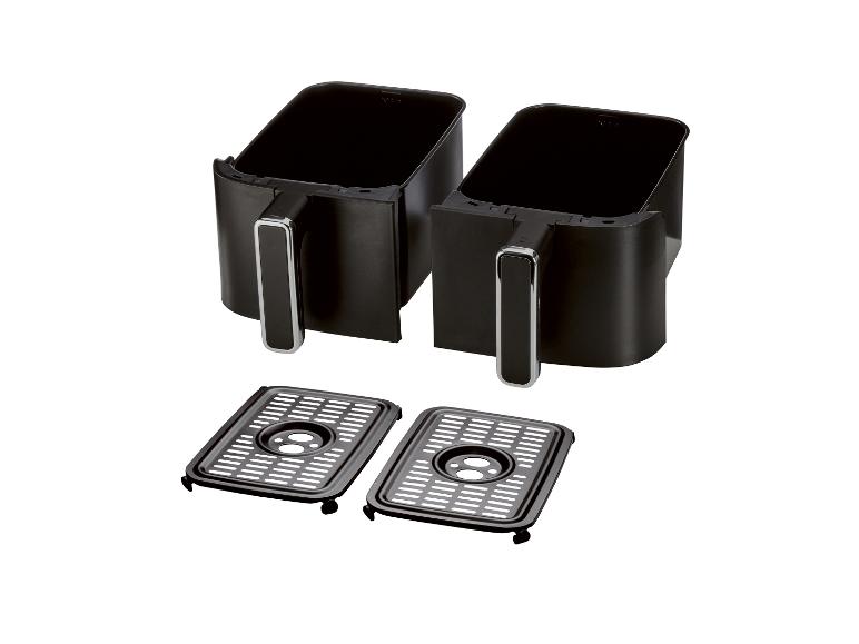 Zwei schwarze Heißluftfrittierkörbe und zwei perforierte Kochbleche auf weißem Hintergrund.
