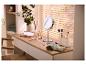 Schminktisch mit LED-Spiegel, Make-up-Pinseln und Kosmetik, mit Pflanze und Jalousien im Hintergrund.