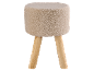 Cremefarbener Bouclé-Hocker mit drei hellen Holzbeinen.