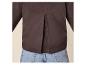 Dunkelbraune Bluse mit Falte am Rücken, getragen mit Jeans.