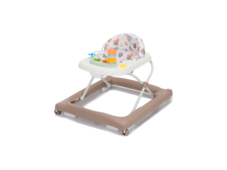 Beiger Babywalker mit farbigem Sitz und Spielzeug auf weißem Hintergrund.
