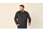 Mann in einem dunkelgrauen Langarmshirt und Jeans.
