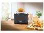 Toaster mit Brötchen in einer hellen Küche.