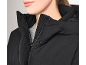 Nahaufnahme des Stehkragens und Reißverschlusses einer schwarzen Damen-Winterjacke.