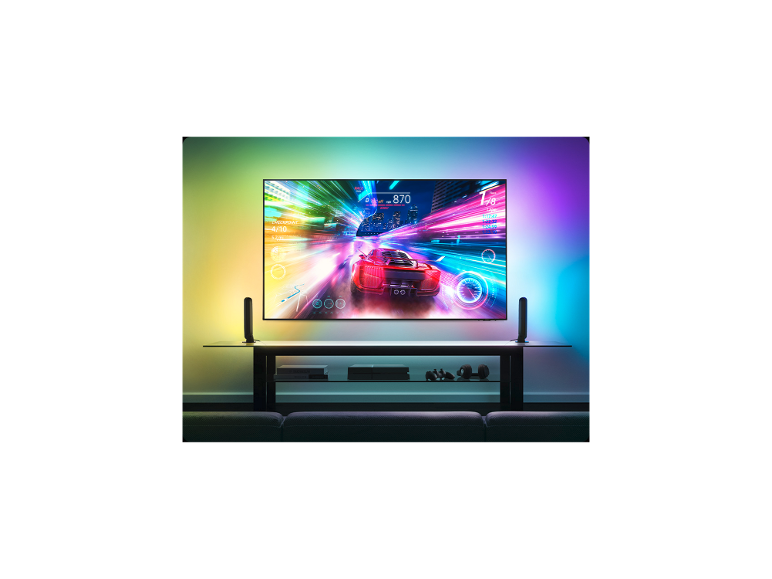 SAMSUNG GQ65QEF1AUXZG Fernseher mit einem dynamischen Rennspiel auf dem Bildschirm.